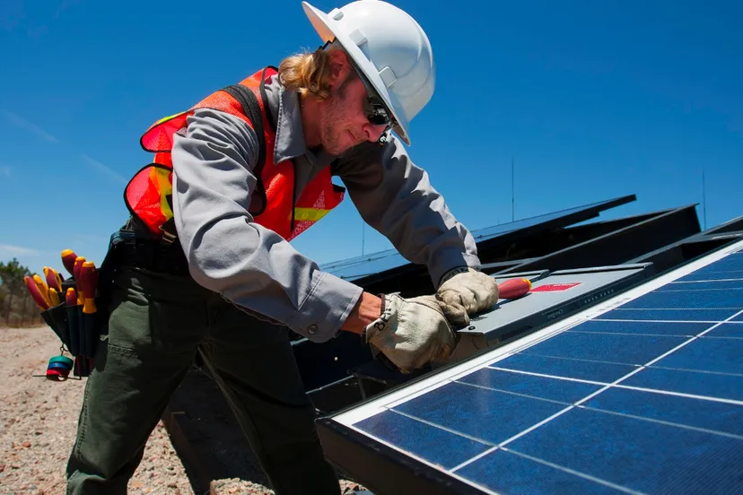jonge man aan het werk