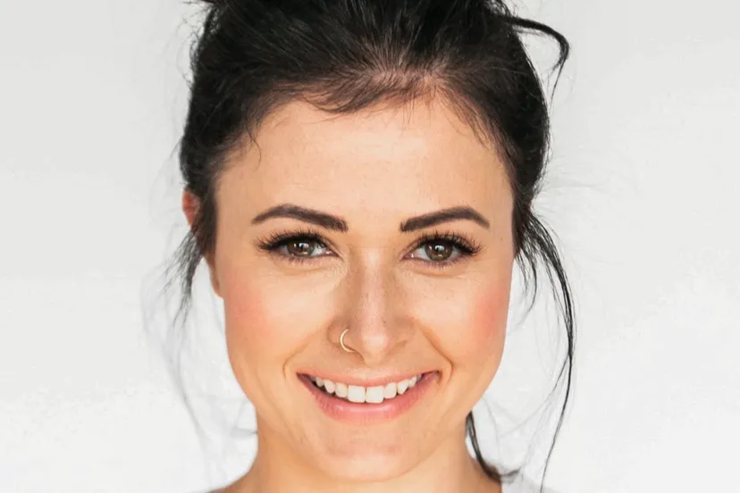 jonge vrouw zonder rimpels