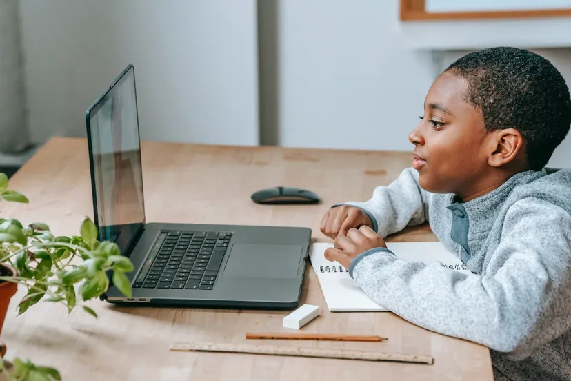 jongen laptop huiswerk