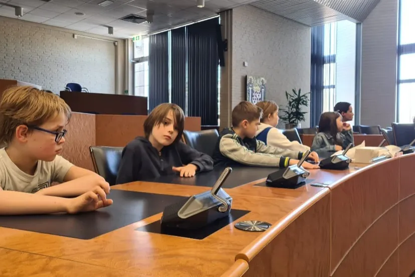 jongeren in raadszaal in geleenjpg