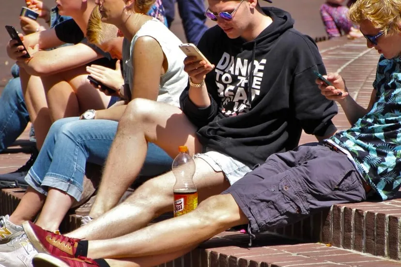 jongeren met smartphones cc0 via pxhere