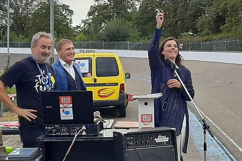 judith buhler geeft startschot waanzinnige wielerweken