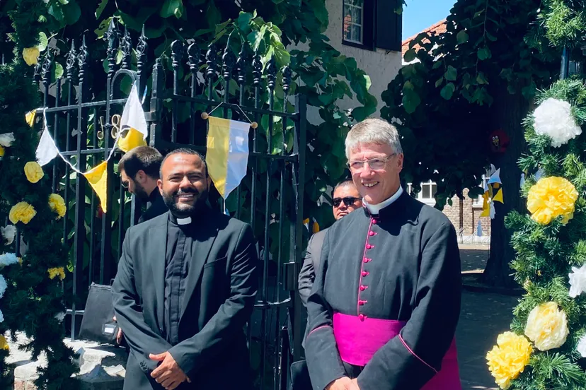 kapelaan jose eduardo guerrero hoyos en deken monseigneur rob merkx 1