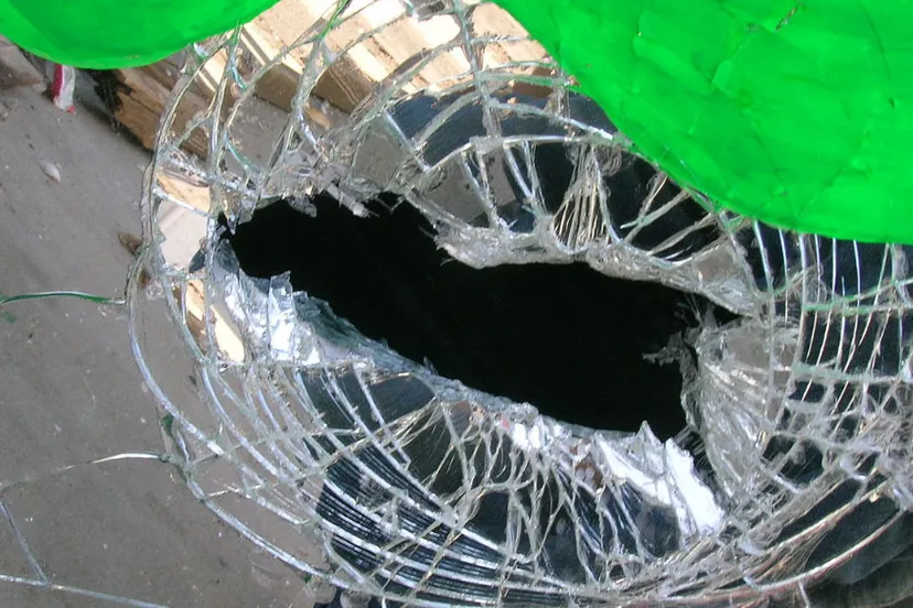 kapotgeslagen spiegel cc0