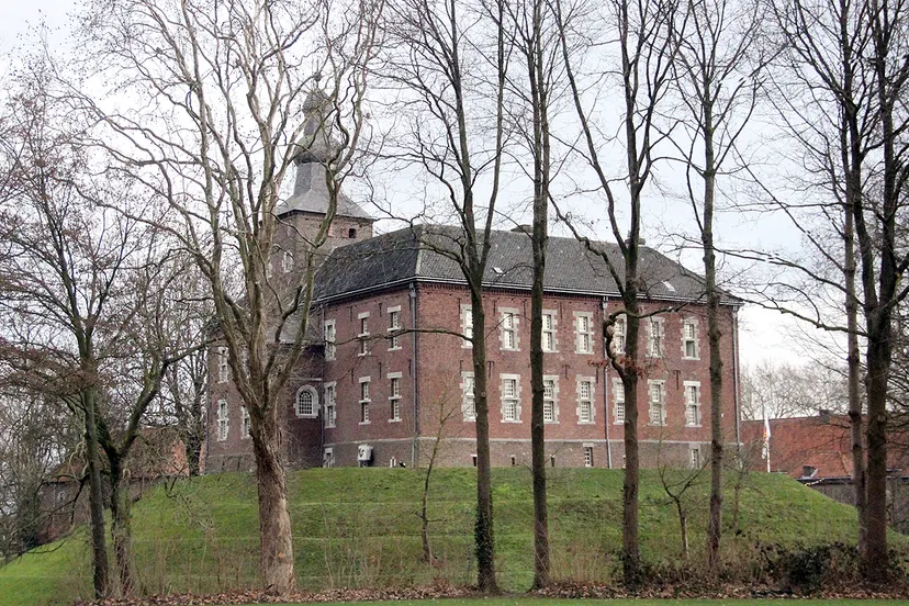 kasteel limbricht vanaf overweg sportvelden