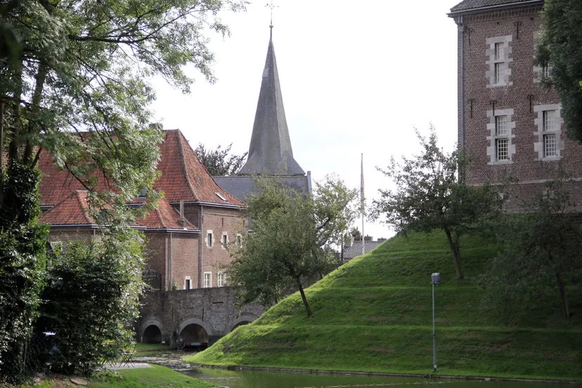kasteel voorburcht en salviuskerkje limbricht