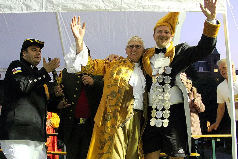 keizer daan volgt vader twan op