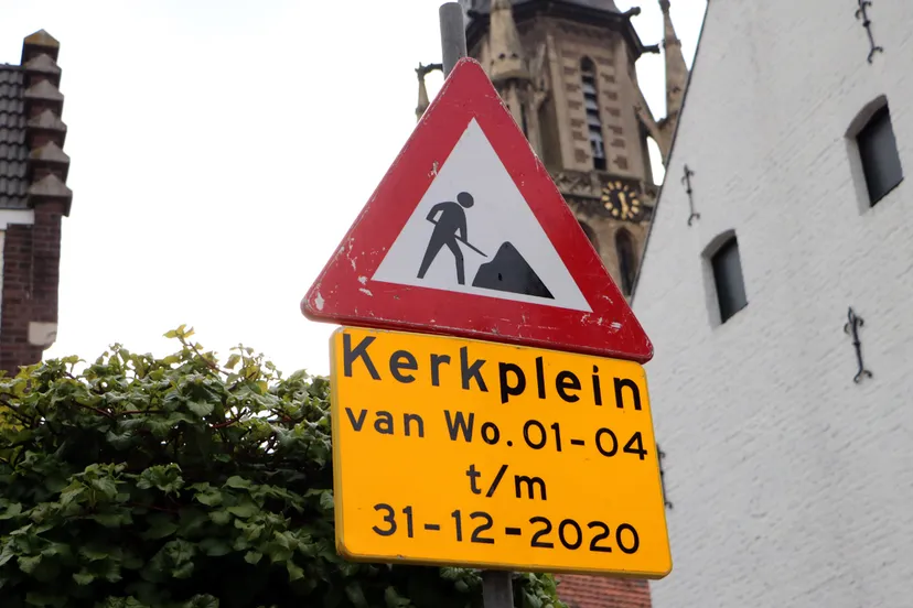 kerkplein afgesloten in verband met restauratie toren grote kerk
