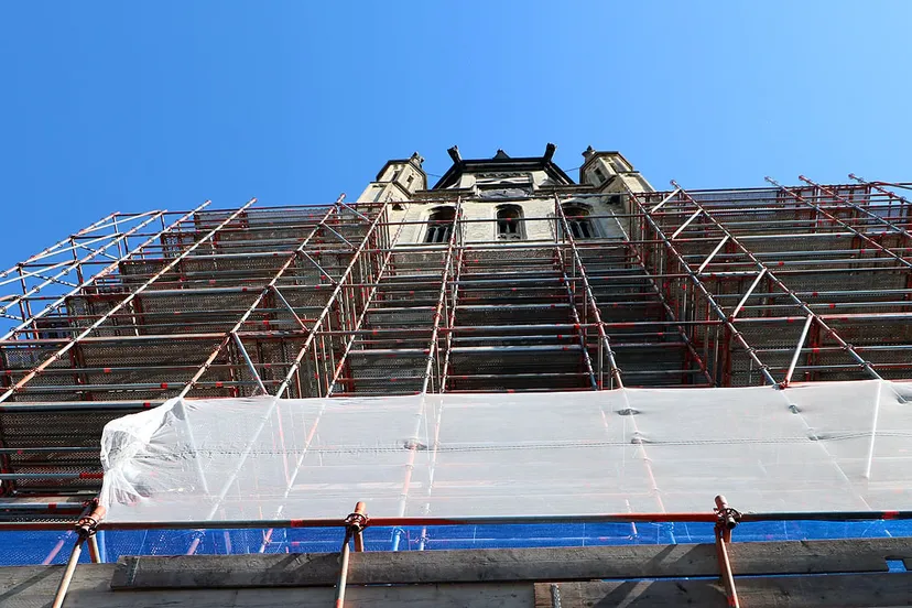 kerktoren in de steigers 202004201