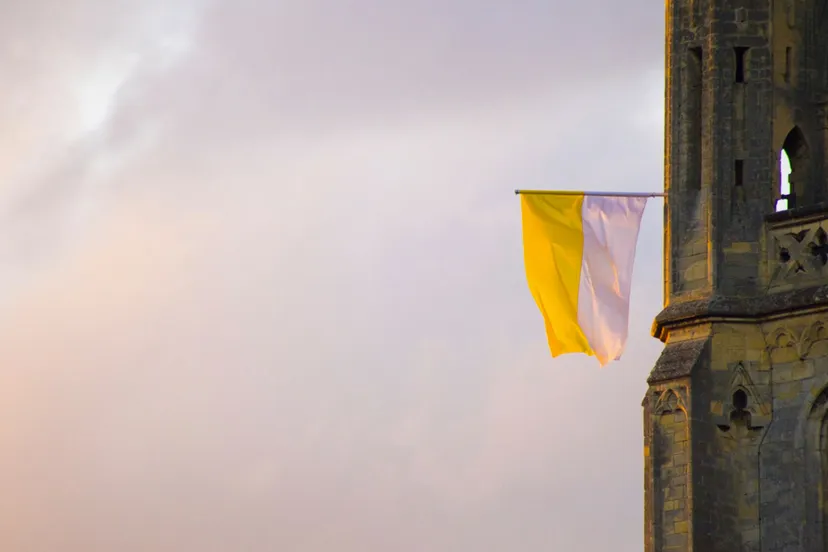 kerktoren pinksteren wolken