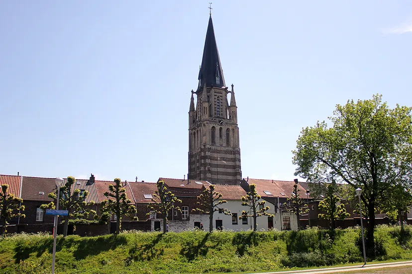 kerktoren sittard gezien vanaf schootsvelden voor ligne