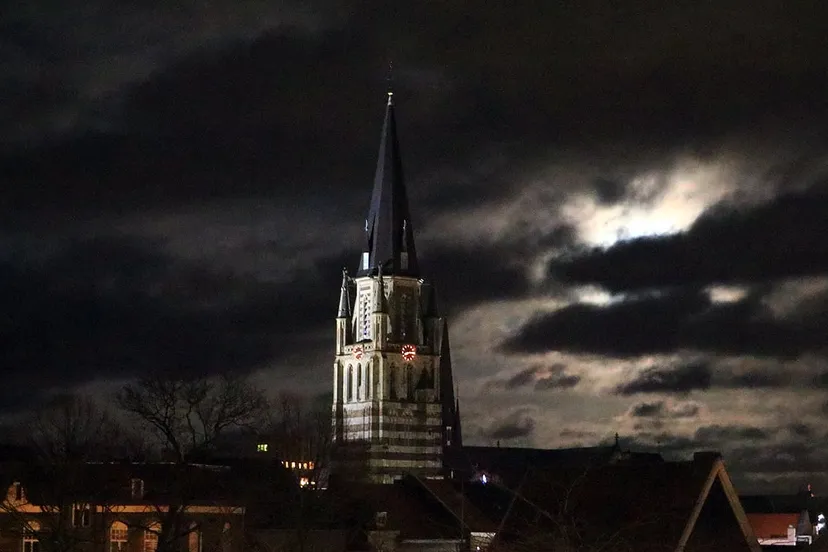 kerktoren sittard winderige winteravond in februari 2020