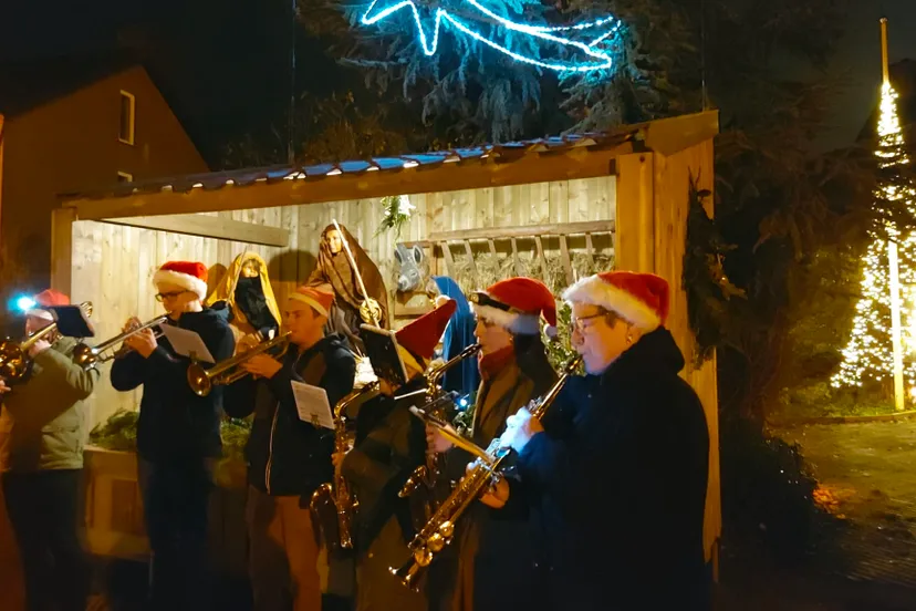 kerstoptredens op straat door leden fanfare sint jan