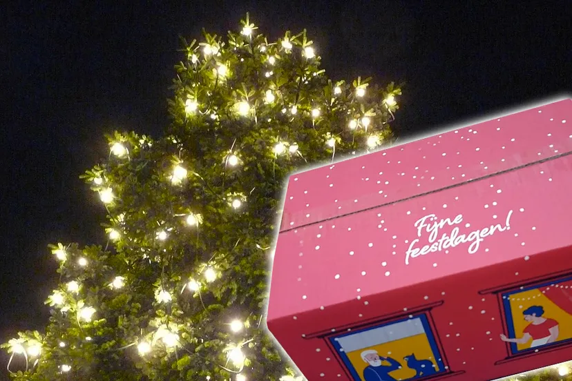 kerstpakket en kerstboom met verlichting