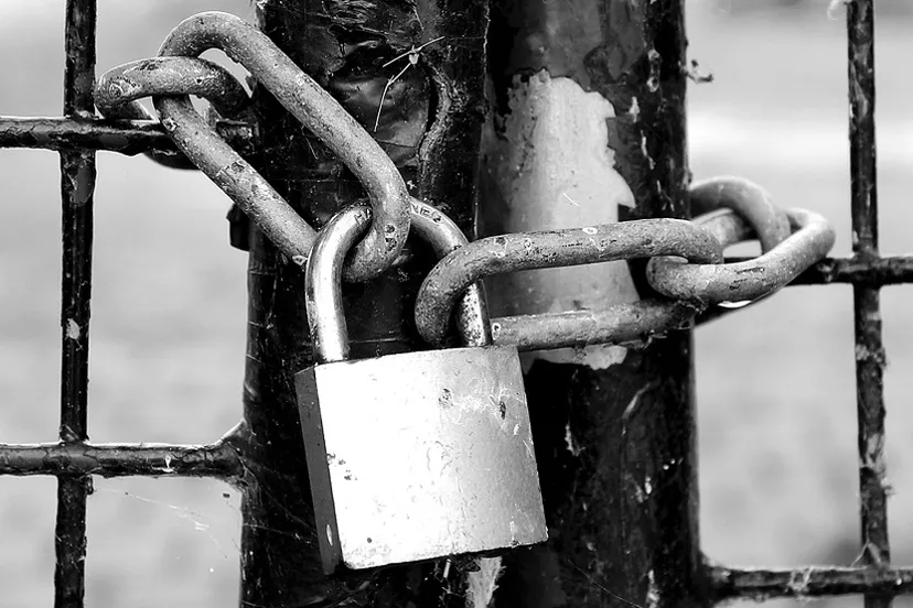 kettingslot cc0 pixabay fence 1644822 1280
