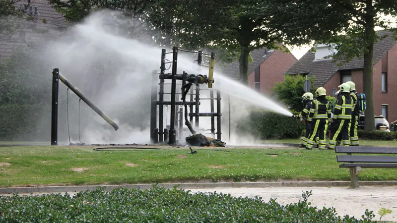 kg7e74vp27n6xuqlizgah6utn speeltoestel ringweg limbricht in brand gestoken