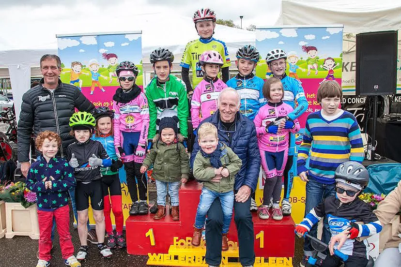 kids tour deelnemers huldiging met joop zoetemelk