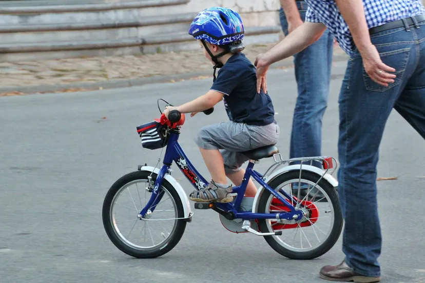 kind leren fietsen cc0 cocoparisienne via pixabay