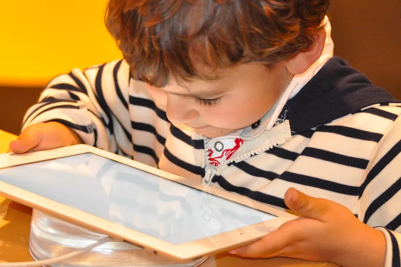 kind met tabletcomputer