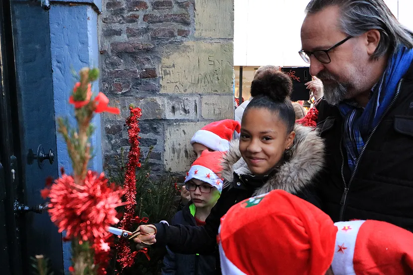 kinderburgemeester en wethouder openen het huis van de kerstman