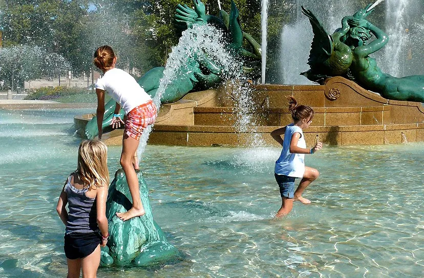 kinderen zon fontein water