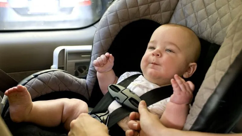 kinderzitje in auto cc0 via pixnio