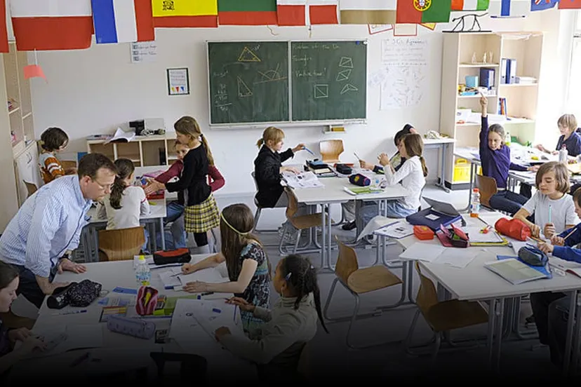 klaslokaal met kinderen en onderwijzer