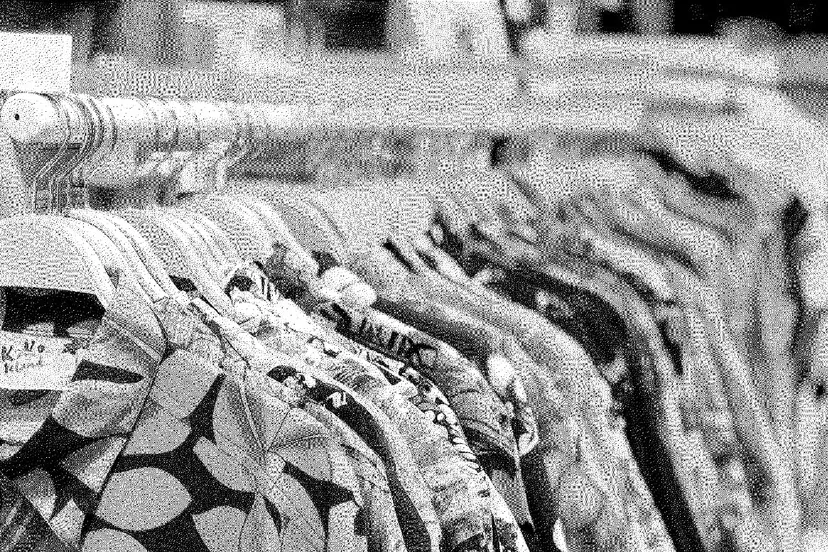 kleding hangend aan een rek zwart wit cc0 pexels