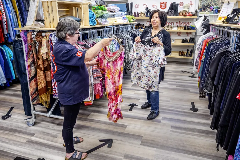 kledingwinkel bij huiskamer leger des heils foto raymond rutting