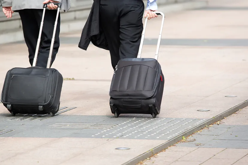 kleine rolkoffers op straat