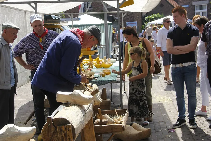 klompenmaken tijdens oude ambachten in einighausen