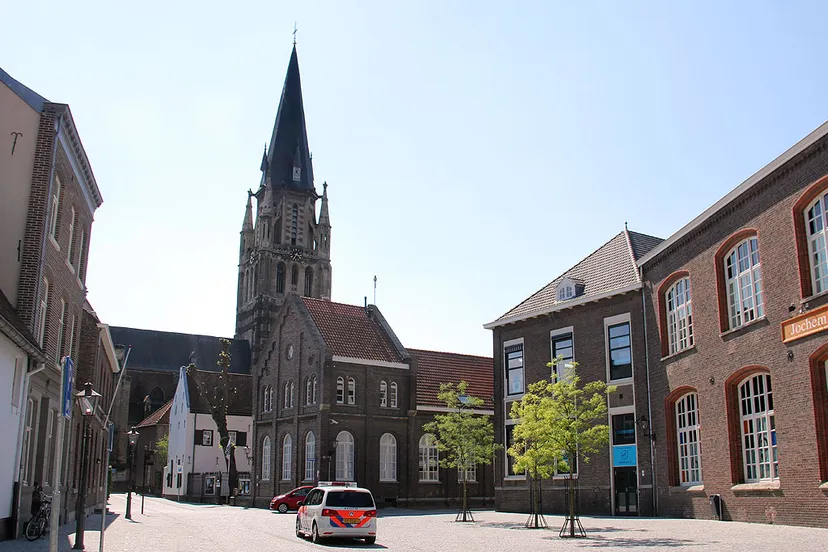 kloosterplein met zicht op grote kerk