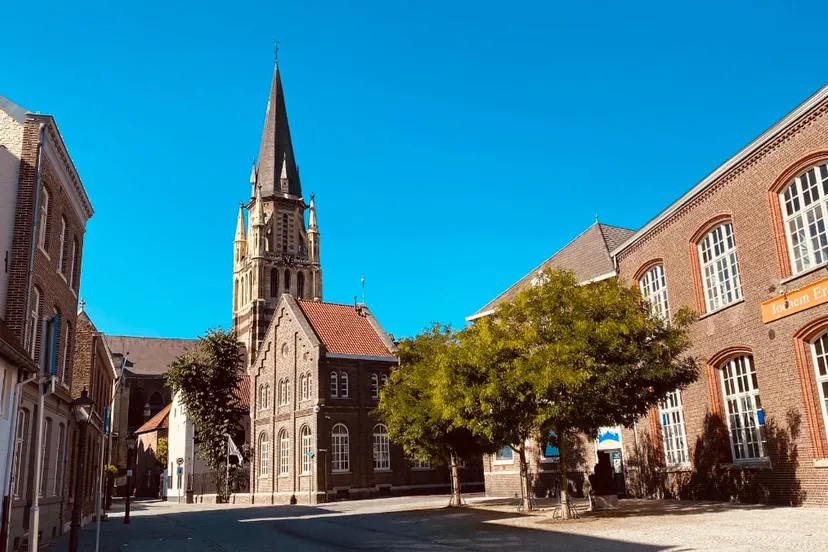 kloosterplein sittard met zich op toren grote kerk