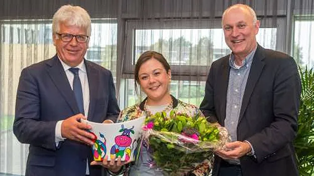 kn8lcndinqc43wp63lwknd2hp jadey herzberg ontvangen in gemeentehuis