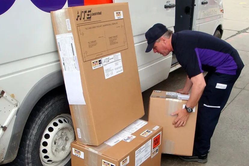 koeriersdienst koerier pakketten mobiusdaxter cc by sa 30 via wikimedia commons