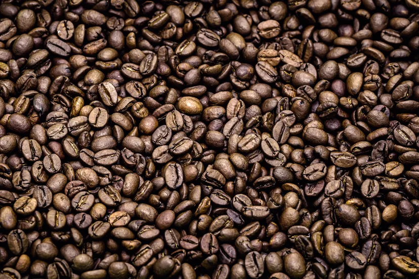 koffietextuur met geroosterde braziliaanse koffiezaden