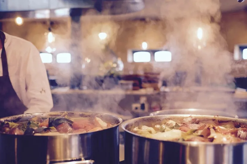 koken in een restaurantkeuken