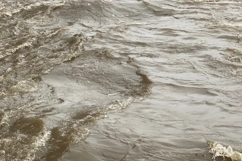 kolkende beek bij hoog water