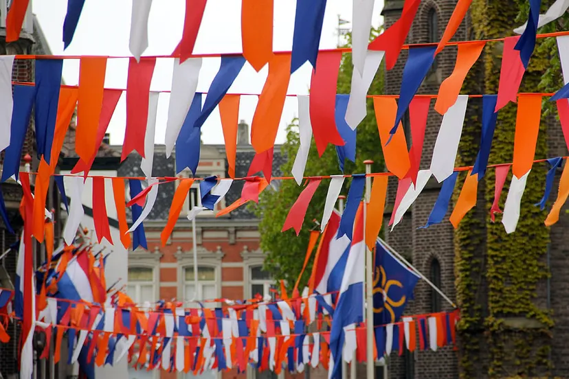 koningsdag versierde oude markt