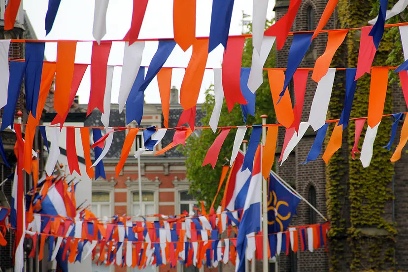 koningsdag versierde oude markt
