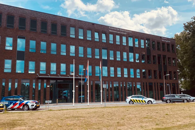 koninklijke marechaussee bij vliegveld beek