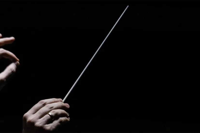 koor dirigent met baton