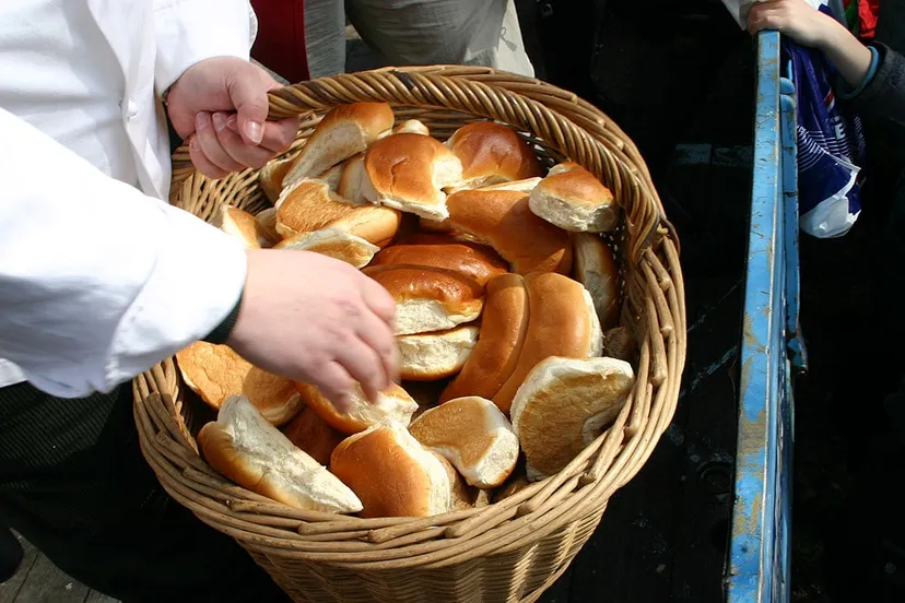 krombrood mand vasthouden