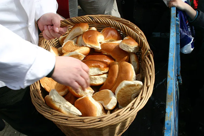 krombrood mand vasthouden