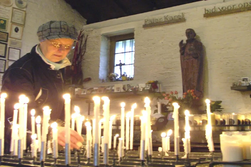 krwecnnalora9gyxoskj4gmmv paterkarel kapel vrouw steekt kaars aan