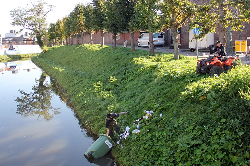 kwajongensstreken bij oktoberfeest container in de gracht