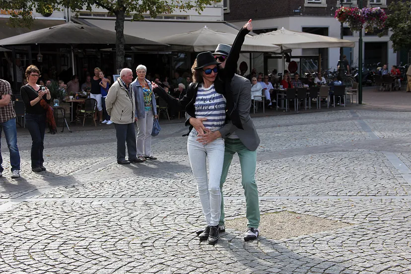 kze69384kr8gu7tw2ju9ma1cr salsa flashmob spieren voor spieren 01