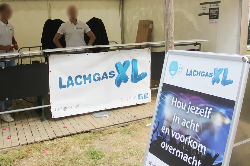 lachgas op een festival