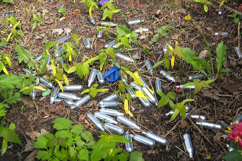 lachgaspatronen en ballonnetje