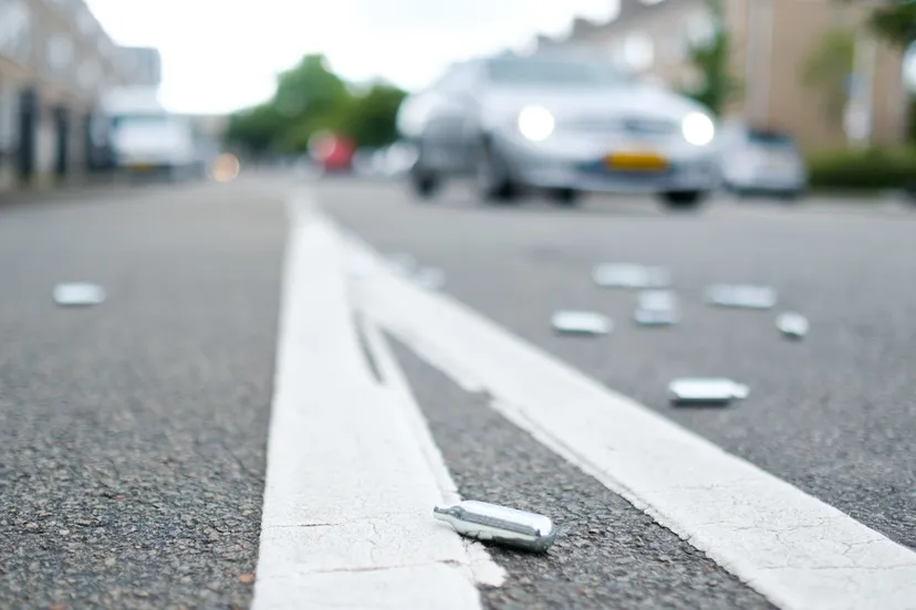 lachgaspatronen op straat door sebastiaan ter burg via flickr